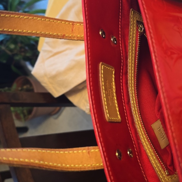 LOUIS VUITTON Vernis Red Tote bag - Picture 14 of 17